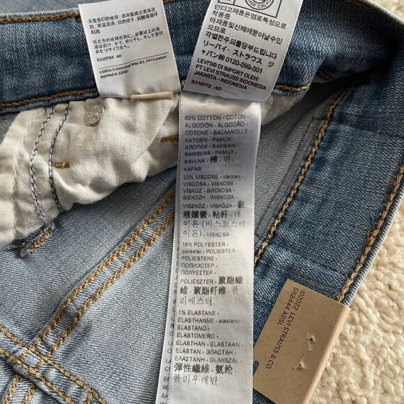 NWT Levi's 724 High Rise Slim Straight Distressed Jeans 27/32 Light Wash - Picture 10 of 13